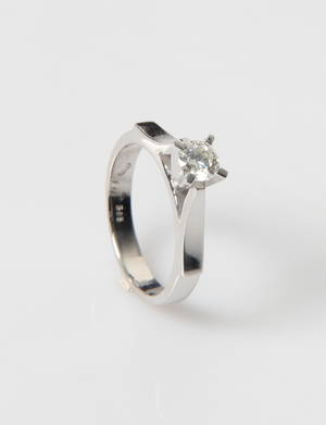 Solitairering, ca. 0.41 ct. Stærk brillans.