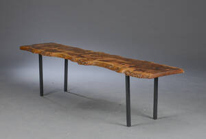 Bænk monteret med massiv egetræsplanke.