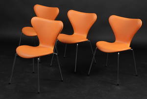 Arne Jacobsen. Sæt på fire syverstole nypolstret med lys brun læder. 4