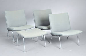 Hans. J. Wegner. Tre lænestole model AP40 samt skammel 4
