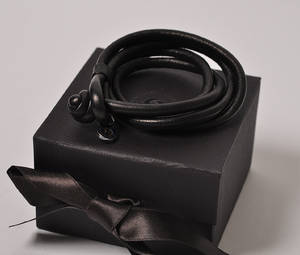 Ole Lynggaard, Sweet Drop kalveskindsarmbånd. - sort