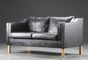 To-pers. sofa, sort læder, dansk møbelproducent