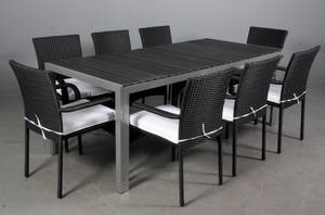 Havemøbler. Rektangulært artwoodbord samt otte polyrattan armstole 9
