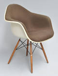 Charles Eames. Armstol, model DAW, forsidepolstring 
