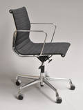 Charles Eames. Kontorstol, model EA-117 sort hopsak 