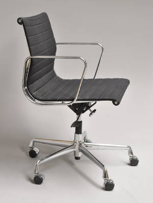Charles Eames. Kontorstol, model EA-117 sort hopsak 