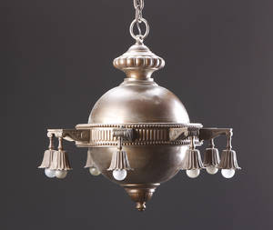 Lysekrone, bruneret metal. Omkr. 1920