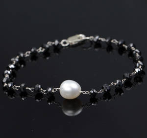 Diamant og perle armbånd.