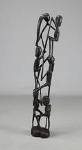 Afrikansk figur af sort træ, udskåret med figurer. Tanzania.