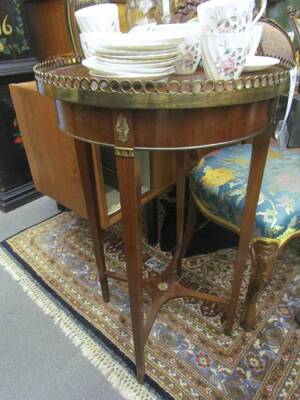 Blombord, med gallerkant