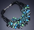 Collier med onyks, kvarts, kalcedon og turisk