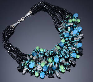 Collier med onyks, kvarts, kalcedon og turisk