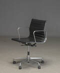 Charles Eames. Kontorstol med sort læder, model EA117 