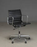 Charles Eames. Kontorstol med sort læder, model EA117 