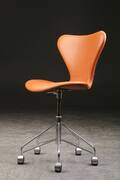 Arne Jacobsen. Kontorstol, model 3117, cognacfarvet læder