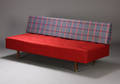 Briks daybed, rødt stof, dansk møbelproducent