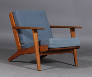 Hans J. Wegner. Lænestol med stel af massivt egetræ