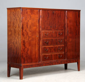 Dansk møbelproducent. Dækketøjsskab