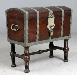 Kiste af egetræ monteret med ben 1800-tallet