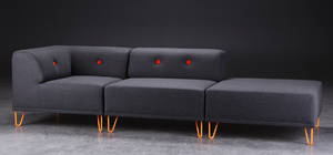 Nomad DOT, modulsofa betrukket med antrazitfarvet filtuldstof, orange metalben.