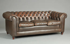 Chesterfield. Tre-pers sofa af brun dybhæftet læder. 1900-tallets slutning.