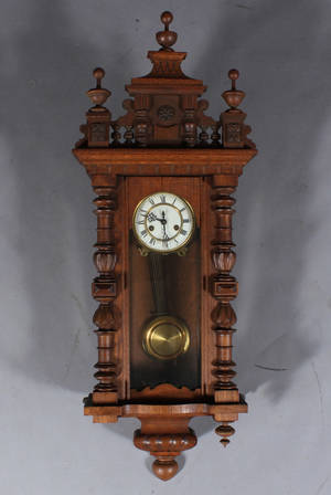 Gustav Becker. Vægur i kasse af egetræ