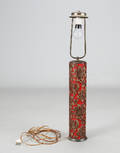 Bordlampe af rødmalet træ prydet med ornamenter af bronze