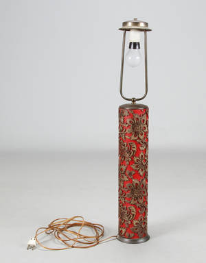 Bordlampe af rødmalet træ prydet med ornamenter af bronze