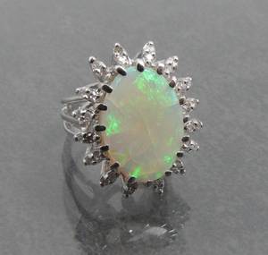 Ring in Weißgold mit Opal und Diamanten