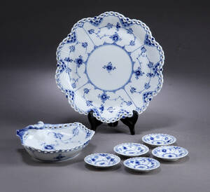 Royal Copenhagen. Musselmalet Helblonde serveringsdele. 7