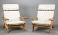 Hans J. Wegner. Et par armstole af massiv egetræ GE - 375  hynder af lys uld   Udført hos Getama. 2.
