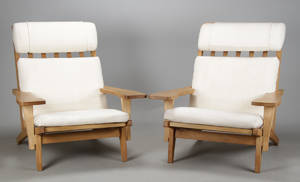 Hans J. Wegner. Et par armstole af massiv egetræ GE - 375  hynder af lys uld   Udført hos Getama. 2.