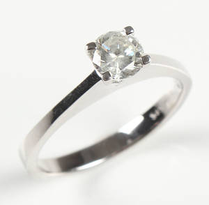 Ring af guld med brillantslebet diamant