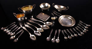 Samling silverobjekt bl.a bestick, sockerskål och gräddkanna 181900-tal, 33 delar