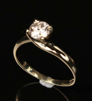 Solitairering af guld med brillant