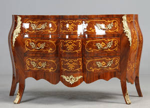 Kommode, rokokoform, fineret træ, 2021 årh.