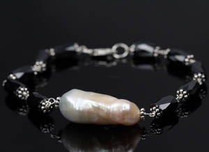 Diamant og perle armbånd.