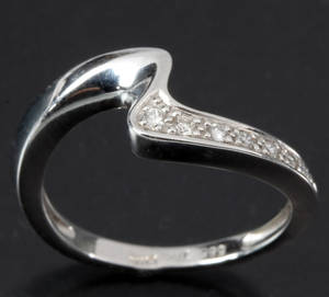 Hvidguldsring med diamanter