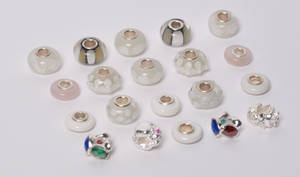 Charlotte Borgen, 20 charms - hvid farve komb. 20