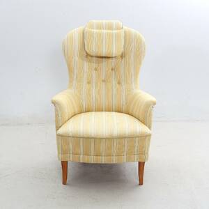 CARL MALMSTEN, fåtölj, Farmor. Helstoppad fåtölj med häftad tygklädsel och resårsits. Lös nackkudde. Ben av bok. Sitthöjd ca 43, höjd 100 cm.