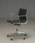 Charles Eames. Kontorstol med sort læder, model EA117 