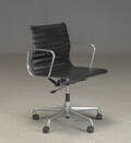 Charles Eames. Kontorstol med sort læder, model EA117 
