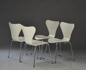  Arne Jacobsen. Et sæt på fire hvide Syveren stole, model 3107 4 