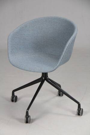 Hee Welling for HAY. Polstret skalstol med hjul. Model. About a chair. AAC25