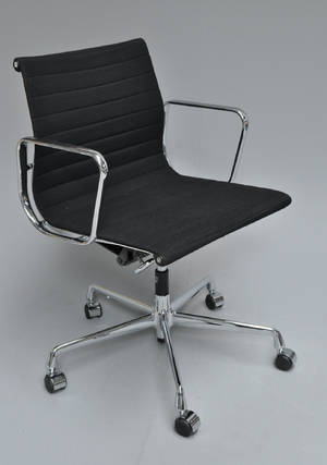 Charles Eames. Kontorstol, model EA-117 sort hopsak