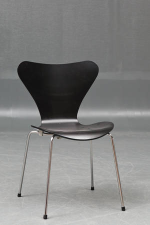 Arne Jacobsen. 7er stol, model 3107, sort