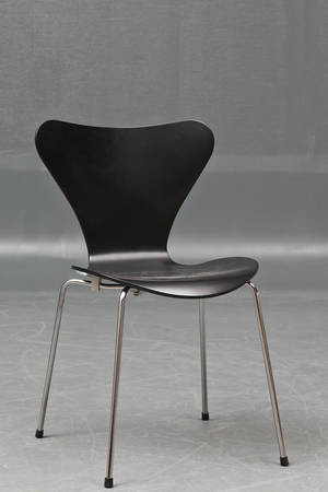 Arne Jacobsen. 7er stol, model 3107, sort 
