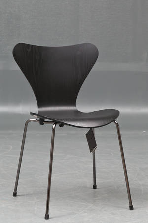 Arne Jacobsen. 7er stol, model 3107, sort ask 