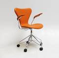 Arne Jacobsen 1902 - 1971. Kontorstol med armlæn, model 3217, nybetrukket med cognacfarvet læder