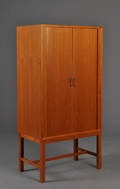 Dansk møbelproducent. Jalousiskab af teaktræ